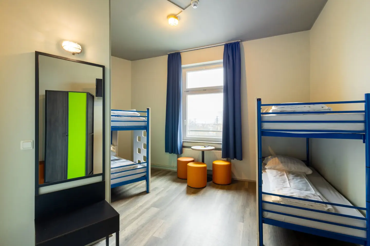 Klassenfahrt Dortmund - Vierbettzimmer mit Doppelstockbetten und kleinen Hockern