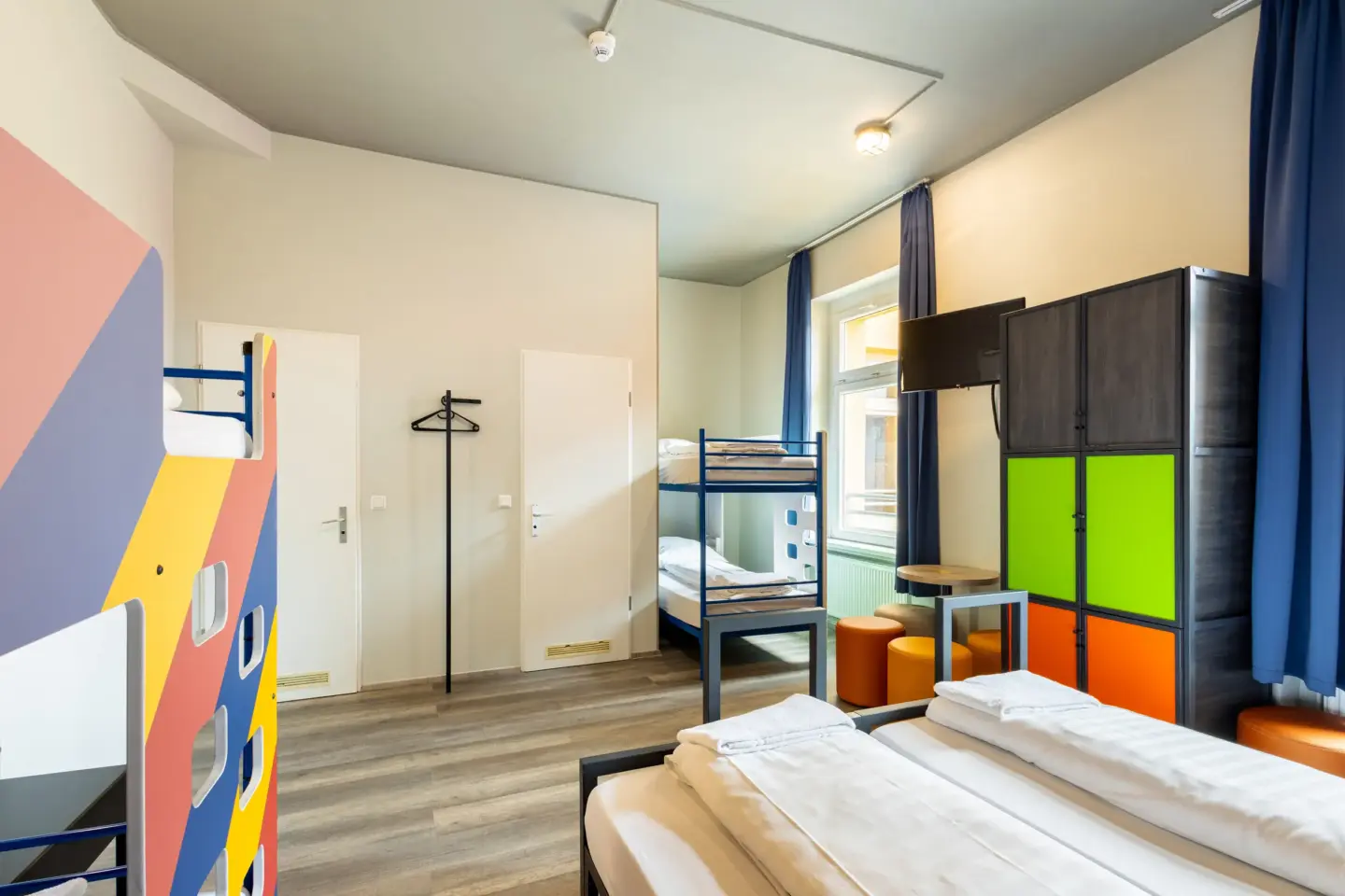 Klassenfahrt Dortmund - großes Sechsbettzimmer mit Doppelbett und zwei Doppelstockbetten