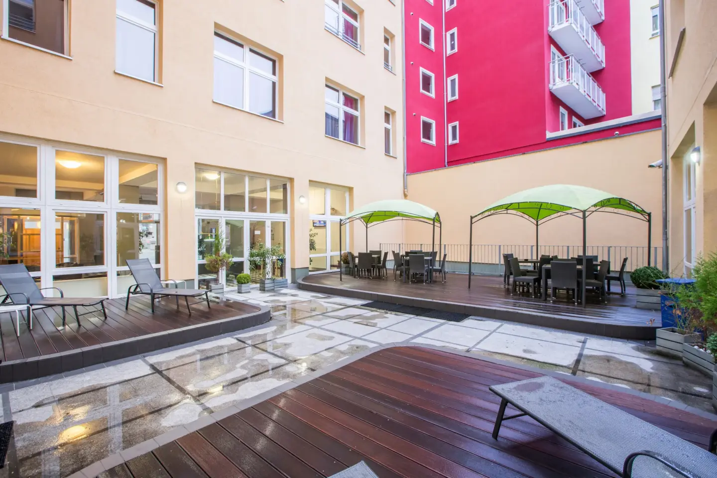 Klassenfahrt Dortmund - Terrasse mit Sonnenschutz, Tischen und Stühlen