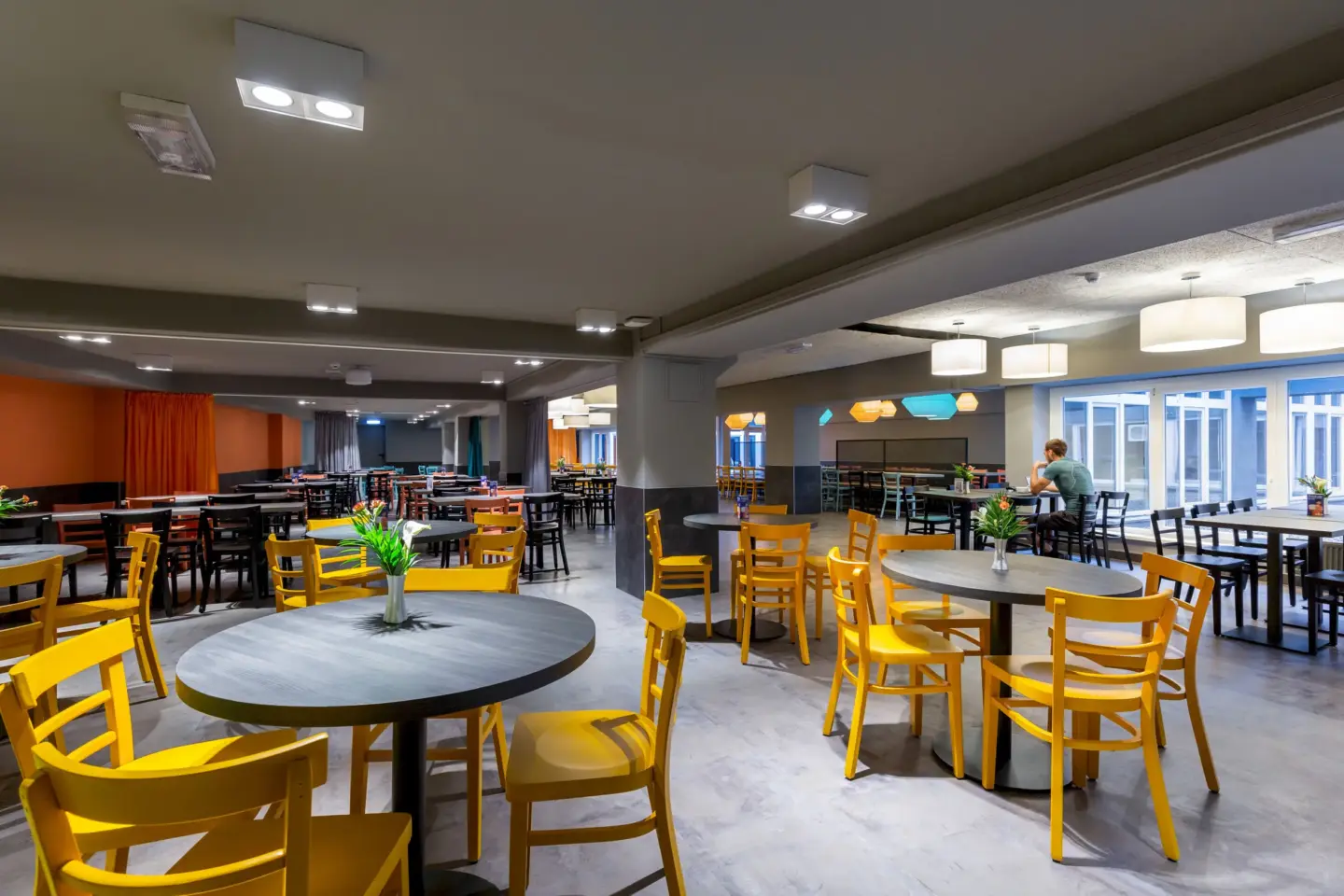 Klassenfahrt Düsseldorf - Speisesaal mit vielen Tischen und Stühlen