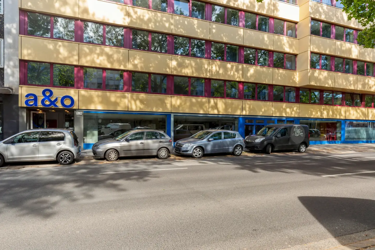 Klassenfahrt Düsseldorf - Außenbereich mit Parkplätzen