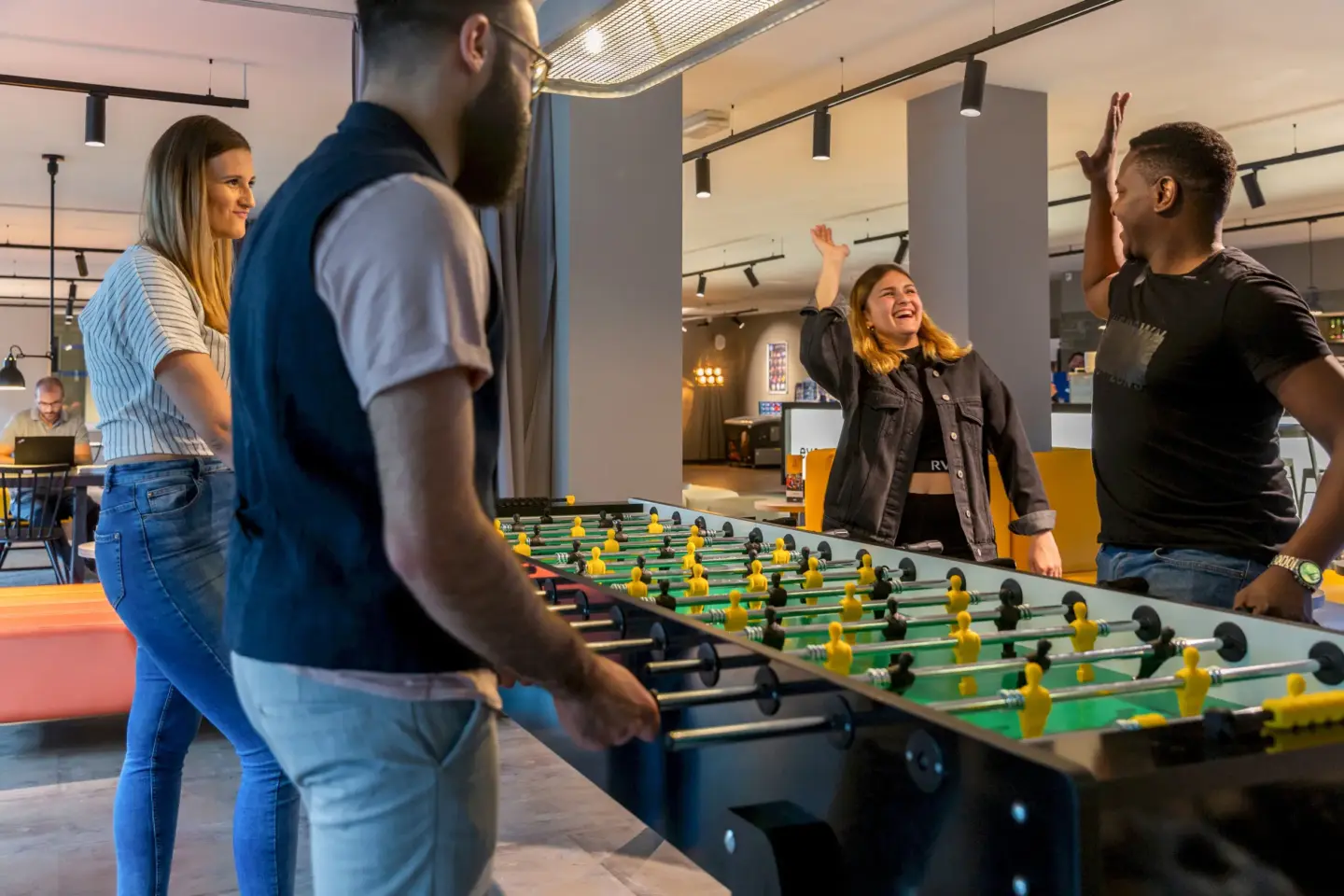 Klassenfahrt Düsseldorf - vier Personen spielen am Tischkicker