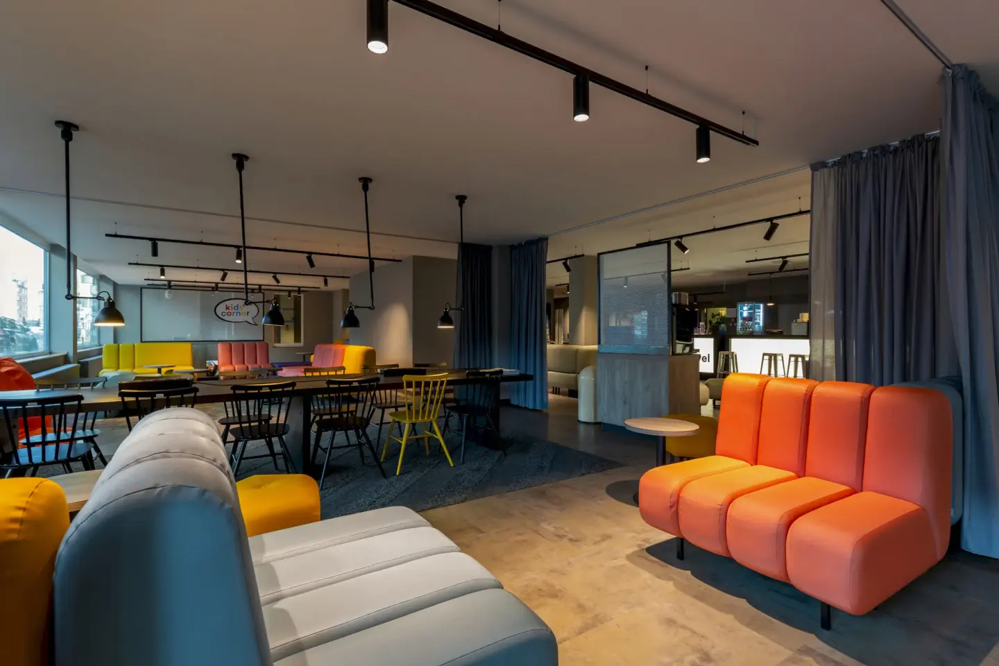 Klassenfahrt Düsseldorf - Lobby mit Sofas, Tischen und Stühlen