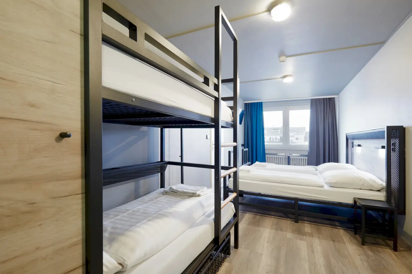 Klassenfahrt Düsseldorf - Mehrbettzimmer mit Doppelbett und Doppelstockbett