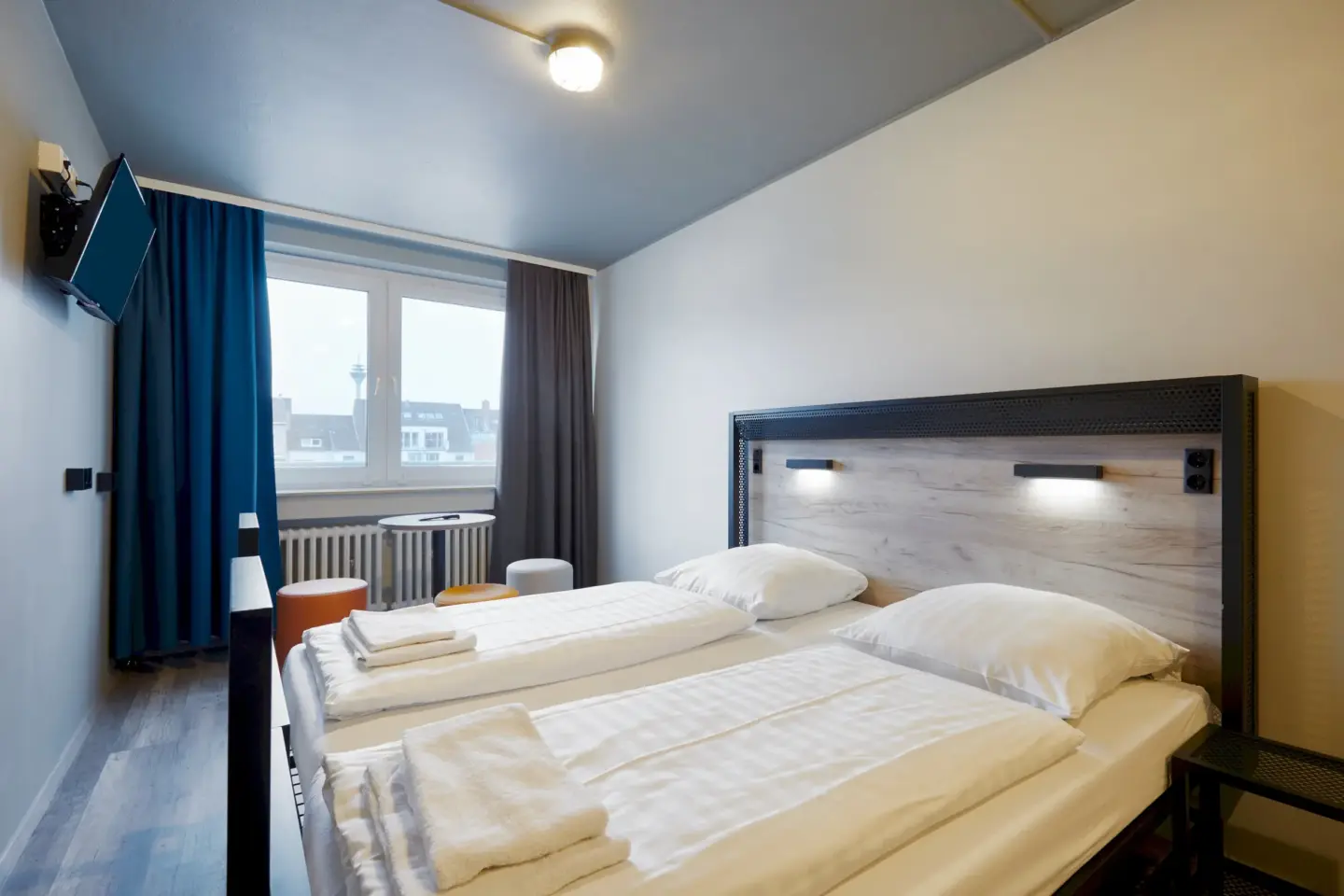 Klassenfahrt Düsseldorf - Zimmer mit Doppelbett und Blick aus dem Fenster