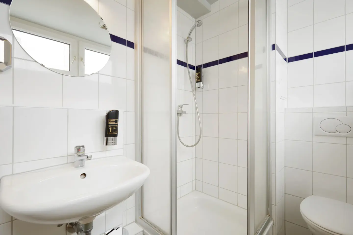 Klassenfahrt Düsseldorf - Badezimmer mit Waschbecken, Dusche und WC