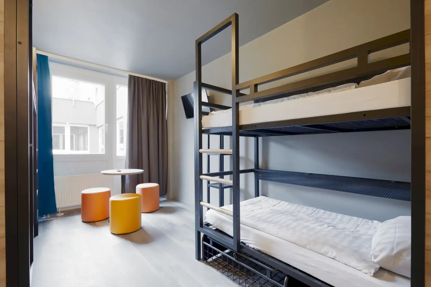 Klassenfahrt Düsseldorf - Mehrbettzimmer mit zwei Doppelstockbetten, Tisch und Hocker