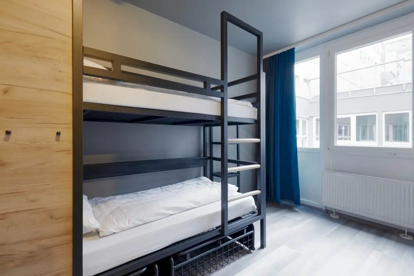 Klassenfahrt Düsseldorf - Mehrbettzimmer mit einem Doppelstockbett und großem Fenster