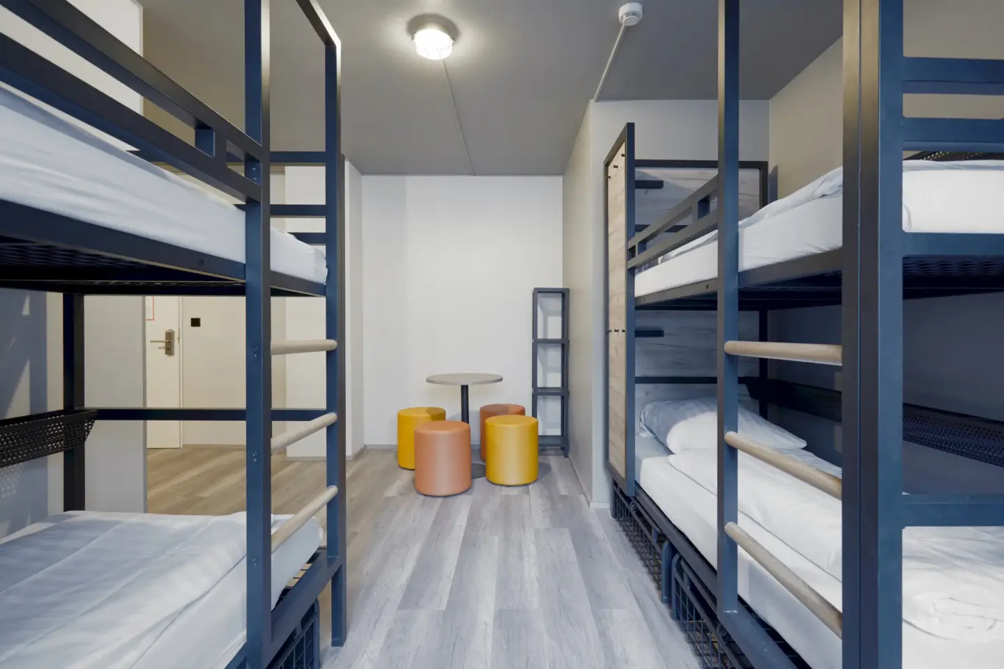 Klassenfahrt Düsseldorf - Mehrbettzimmer mit zwei Doppelstockbetten, Tisch und Hocker