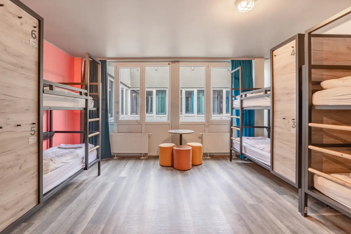 Klassenfahrt Düsseldorf - Mehrbettzimmer mit drei Doppelstockbetten