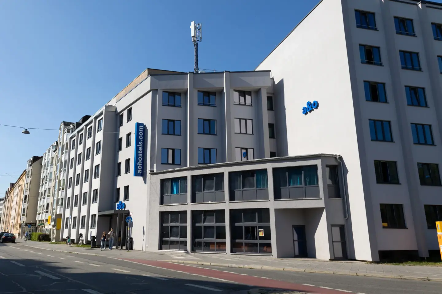 Klassenfahrt München - Außenansicht des Hostels an einer Straße