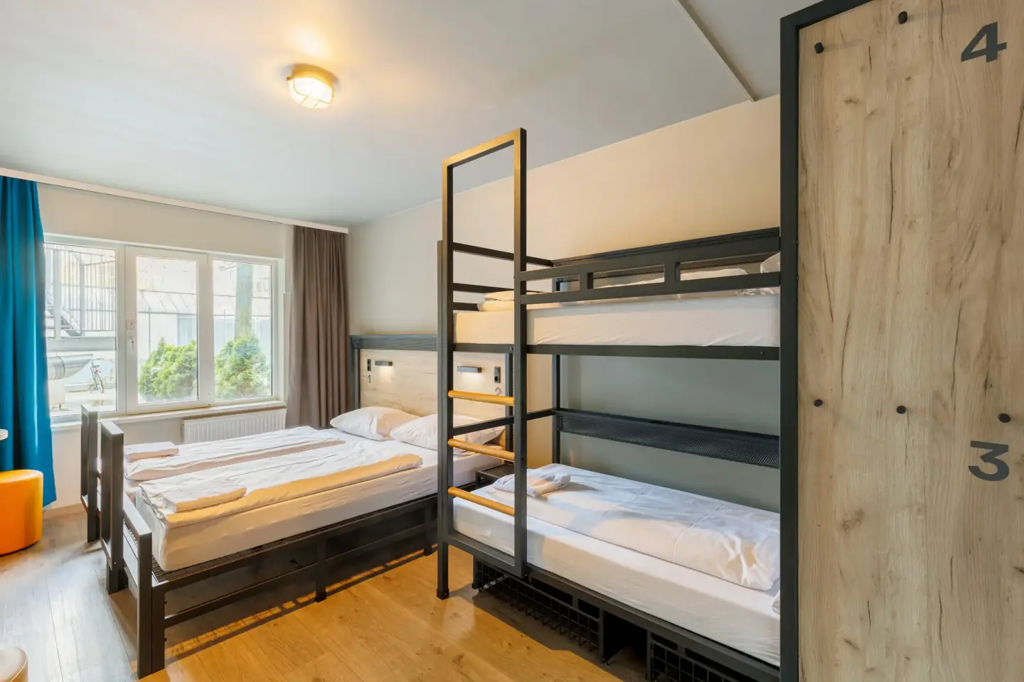 Klassenfahrt München - Vierbettzimmer mit Doppelbett und Doppelstockbett