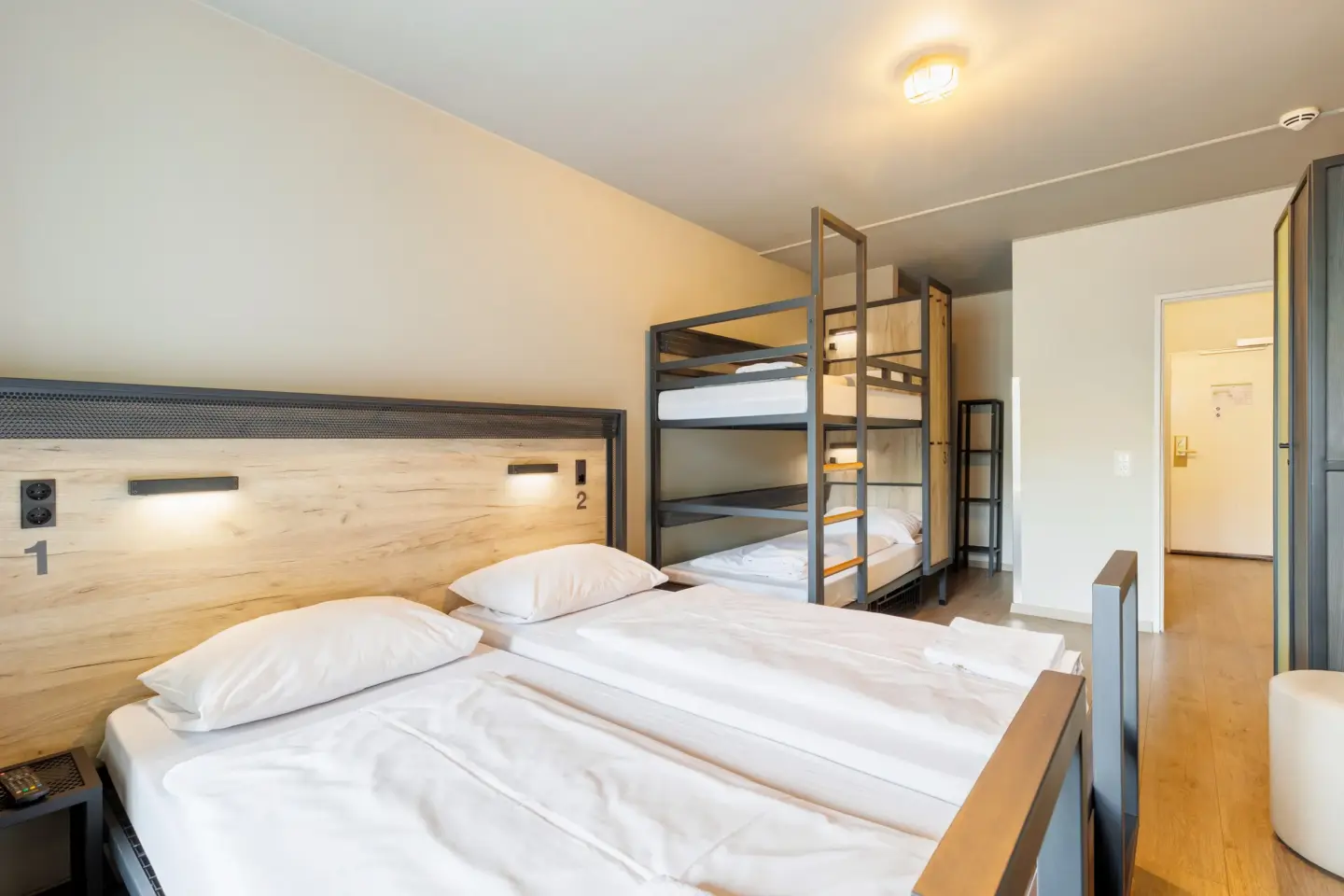 Klassenfahrt München - Vierbettzimmer mit Doppelbett, Doppelstockbett und TV