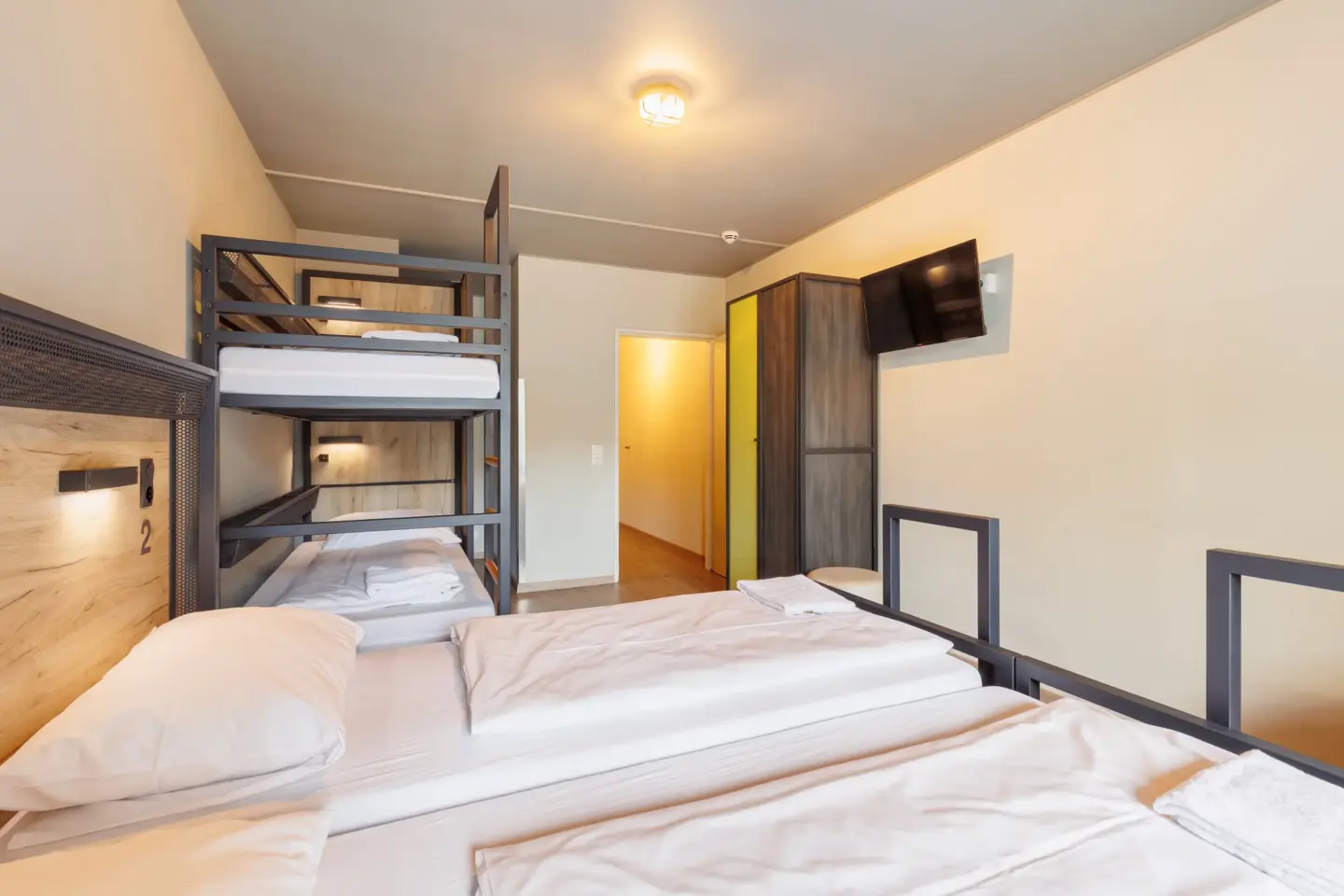Klassenfahrt München - Vierbettzimmer mit Doppelbett, Doppelstockbett und TV