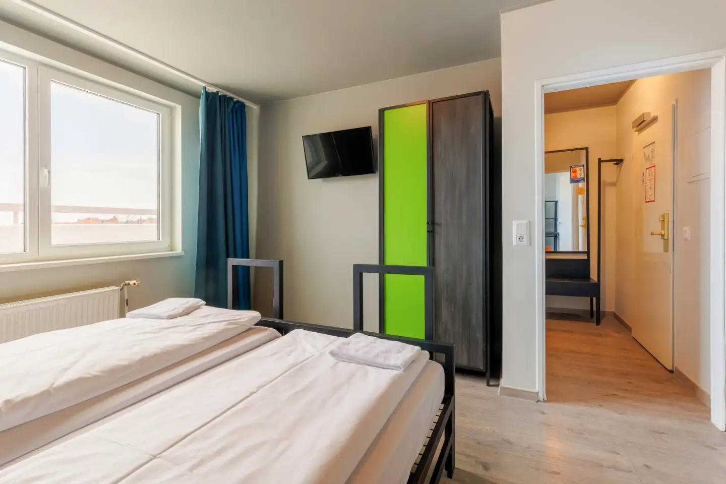 Klassenfahrt München - Zweibettzimmer mit Doppelbett, Schrank und Gepäckablage