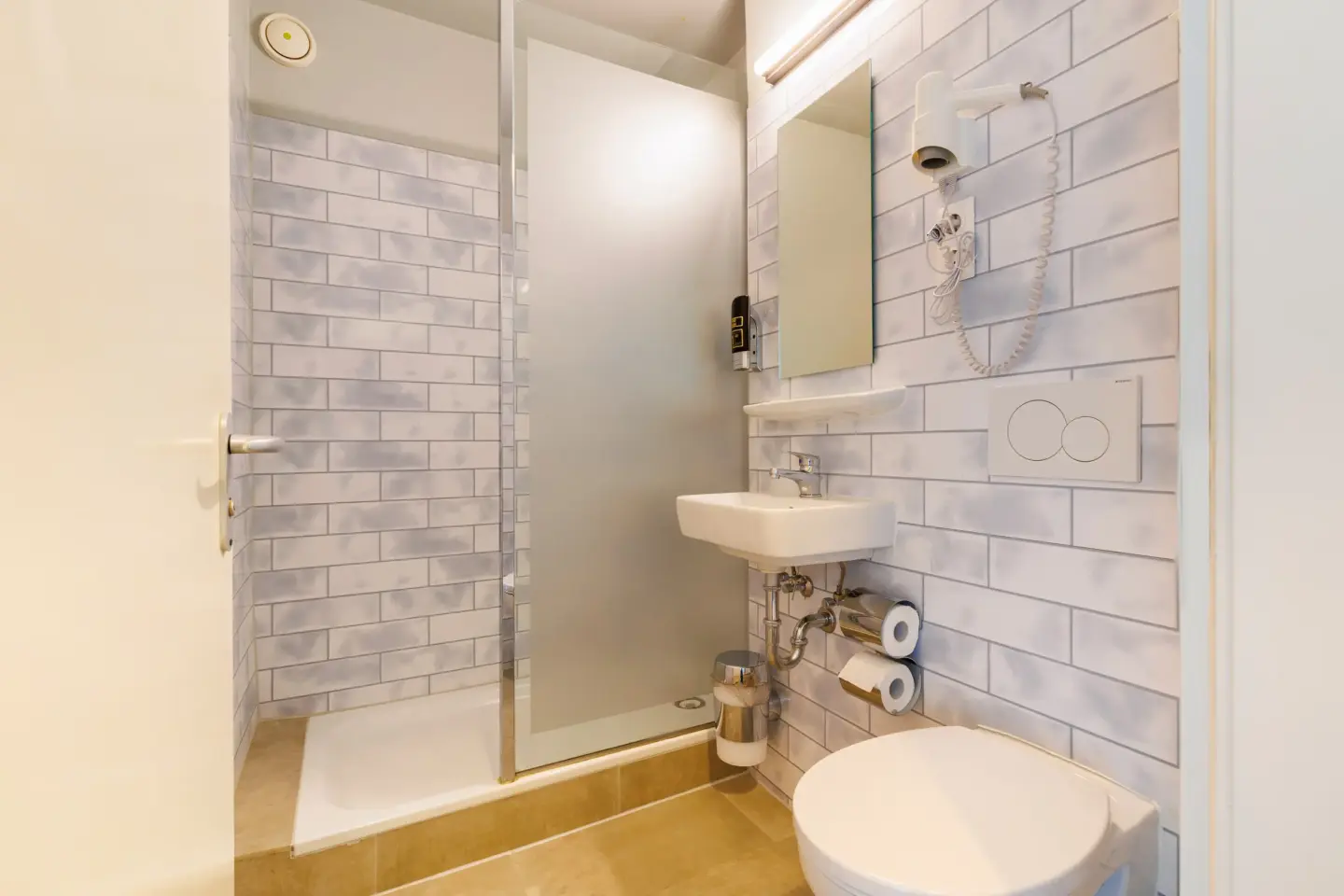 Klassenfahrt München - Badezimmer mit Dusche, Waschbecken und WC