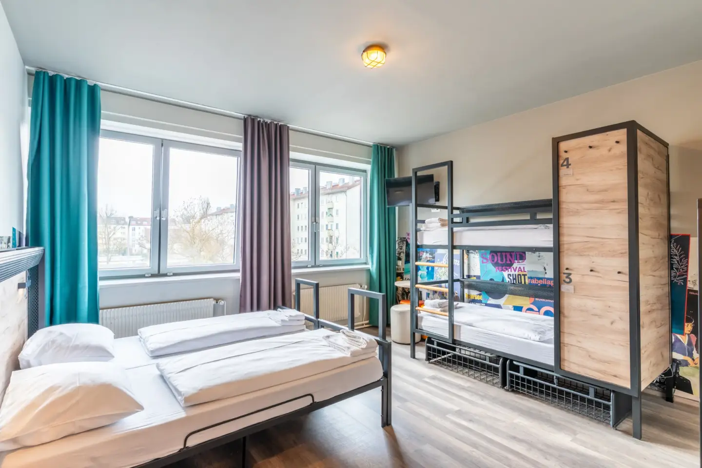 Klassenfahrt München - Vierbettzimmer mit Doppelbett und Doppelstockbett