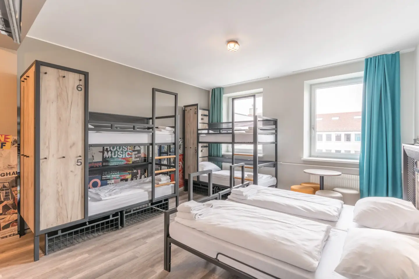 Klassenfahrt München - Sechsbettzimmer mit zwei Doppelstockbetten und einem Doppelbett