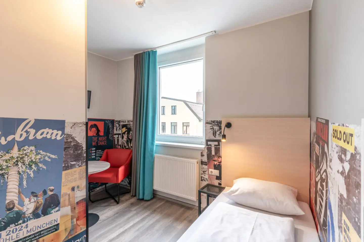 Klassenfahrt München - Zimmer mit Einzelbett, Tisch und Stuhl