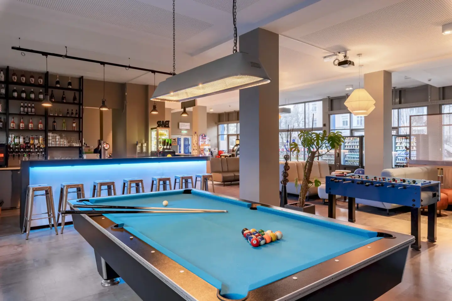 Klassenfahrt München - Aufenthaltsbereich mit Bar, Billard und Tischkicker