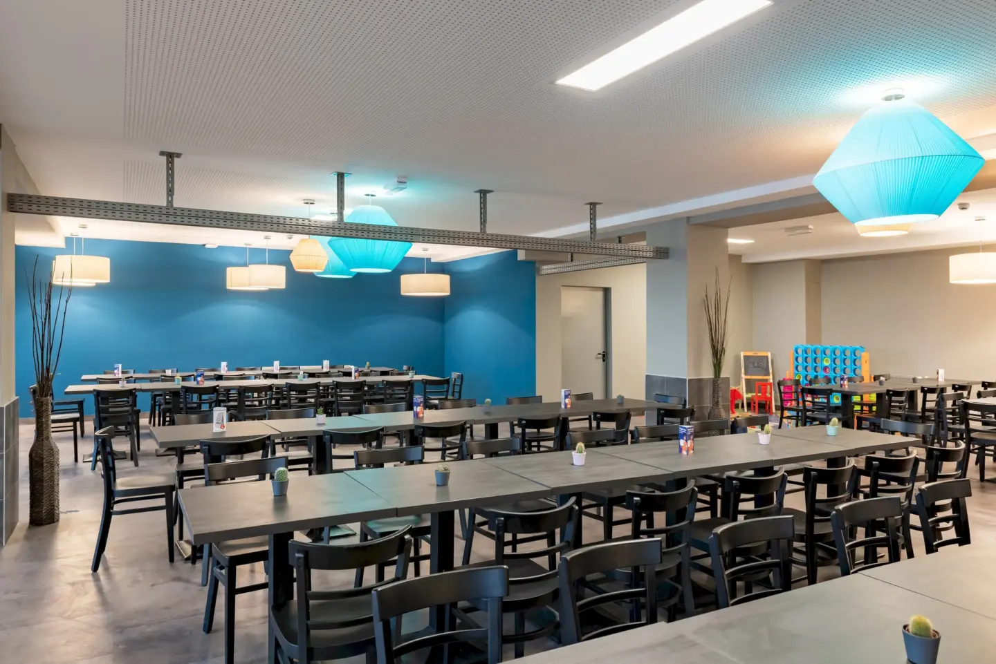 Klassenfahrt München - Frühstücksraum mit langen Tischen und Stühlen