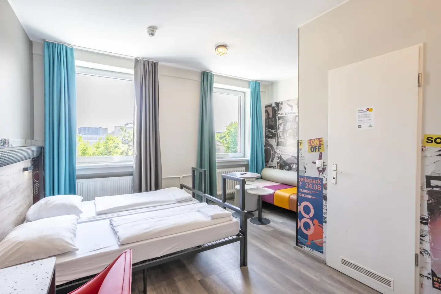 Klassenfahrt München - Zweibettzimmer mit Doppelbett und zwei großen Fenstern