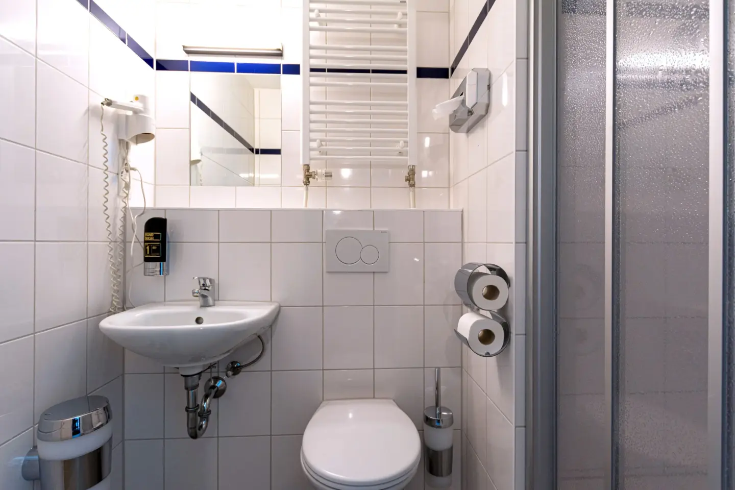 Klassenfahrt München - Badezimmer mit Waschbecken, WC und Dusche