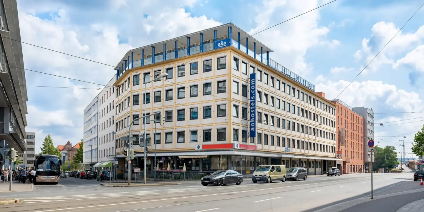 Klassenfahrt Nürnberg - Außenansicht mit Kreuzung und Autos