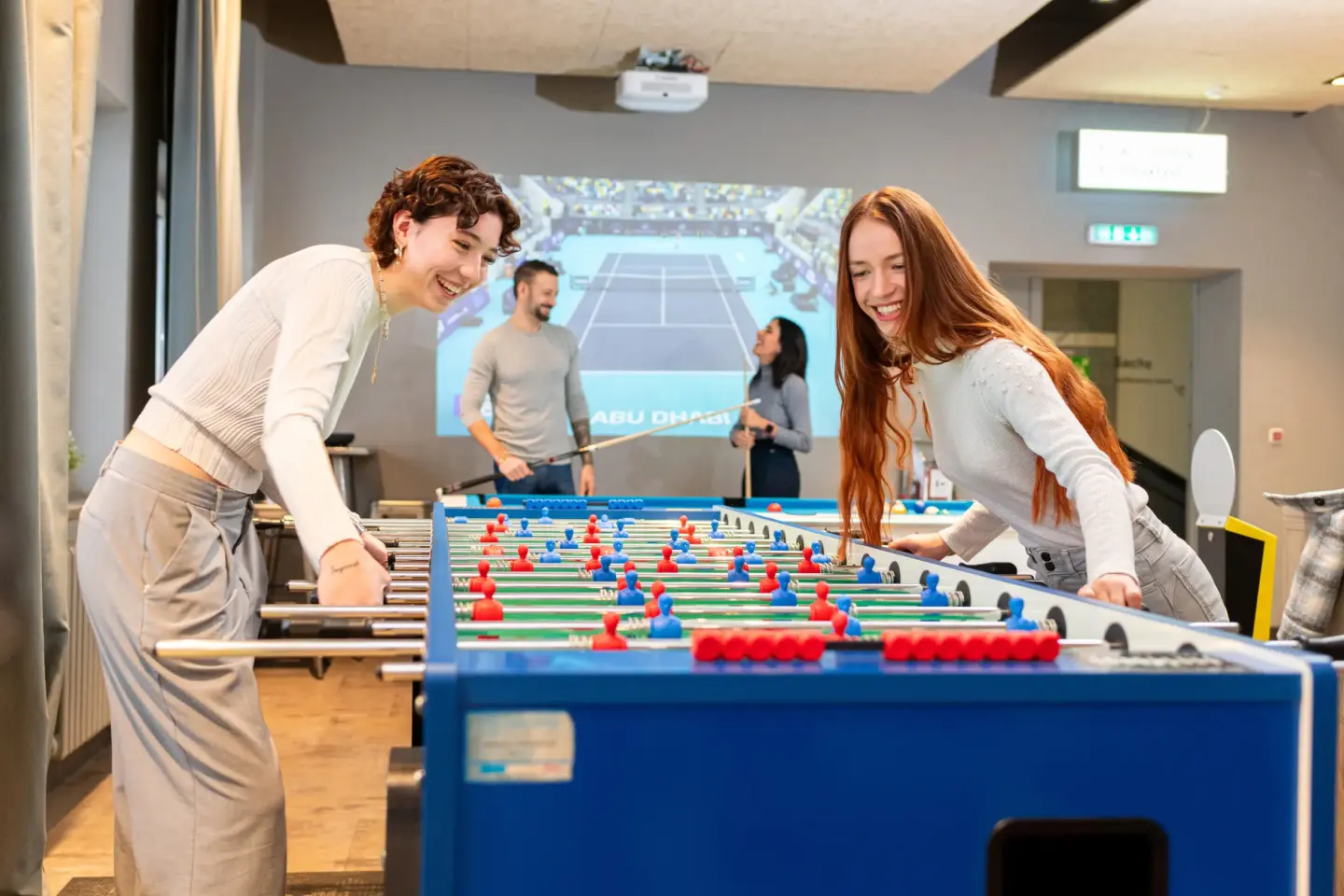 Klassenfahrt Nürnberg - junge Menschen spielen Tischkicker und Billard