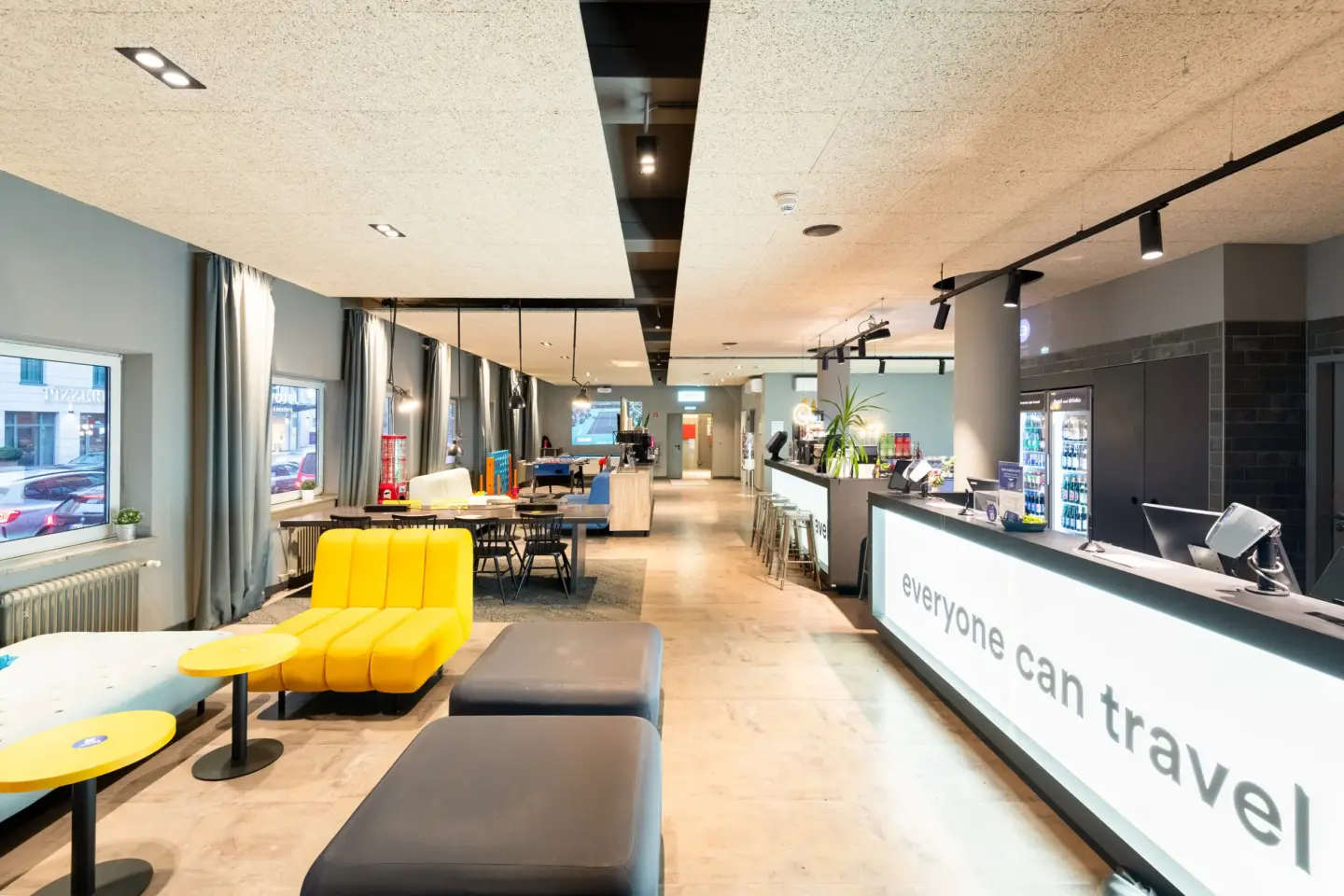 Klassenfahrt Nürnberg - Lobby mit Rezeption und Sitzgelegenheiten