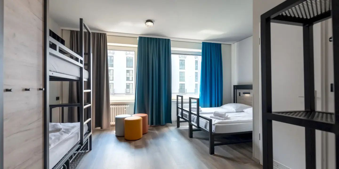 Klassenfahrt Nürnberg - Vierbettzimmer mit Doppelbett und Doppelstockbett