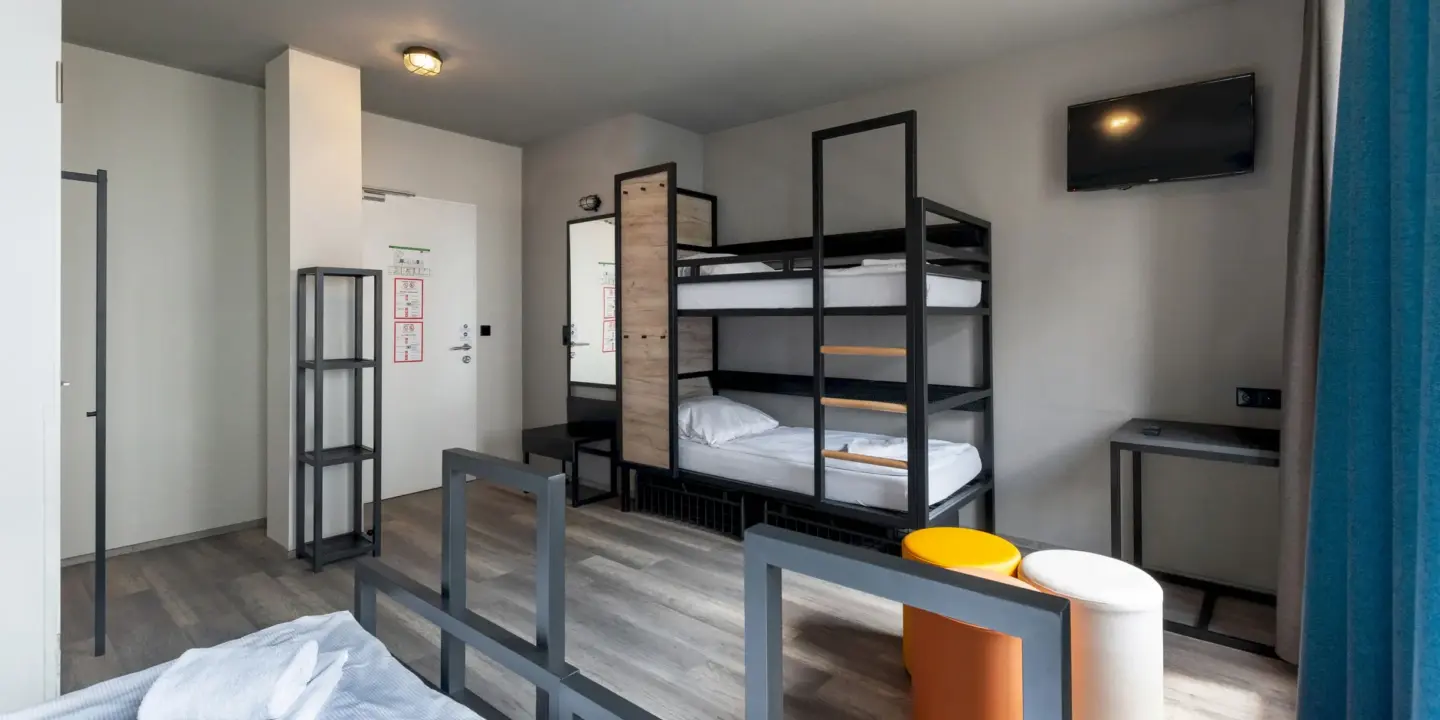 Klassenfahrt Nürnberg - Vierbettzimmer mit Doppelbett und Doppelstockbett