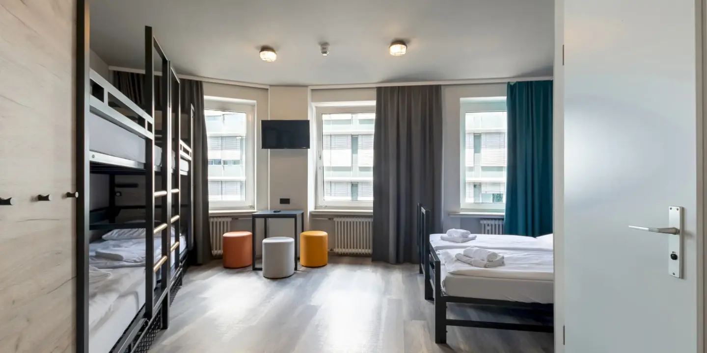 Klassenfahrt Nürnberg - Sechsbettzimmer mit Doppelbett und zwei Doppelstockbetten