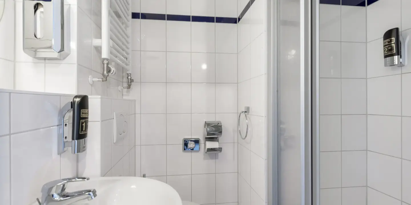 Klassenfahrt Nürnberg - Badezimmer mit Waschbecken und Dusche