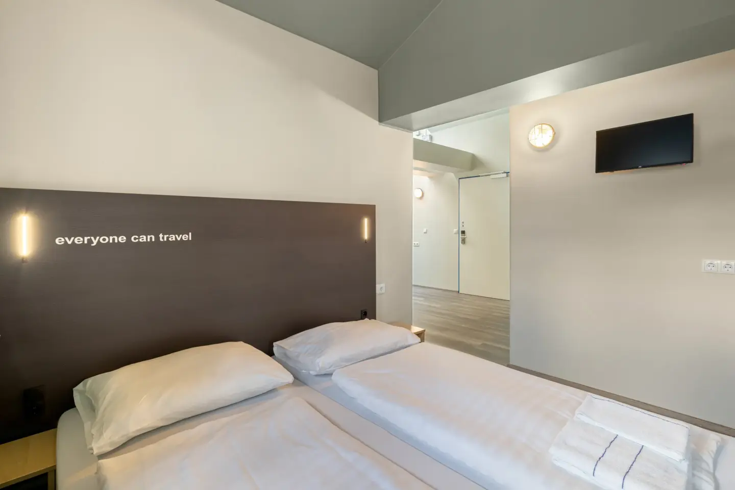 Klassenfahrt Salzburg - Mehrbettzimmer mit Doppelbett und TV