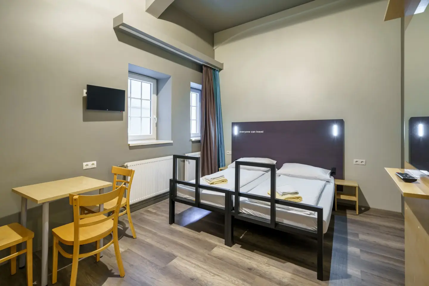Klassenfahrt Salzburg - Mehrbettzimmer mit Doppelbett und TV