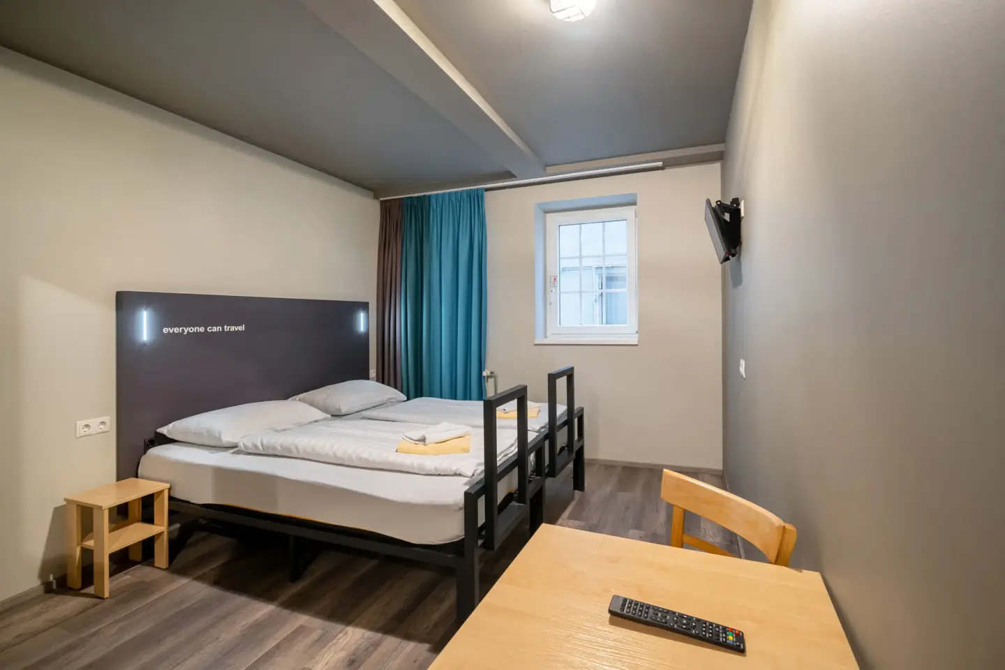 Klassenfahrt Salzburg - Zweibettzimmer mit Doppelbett und TV