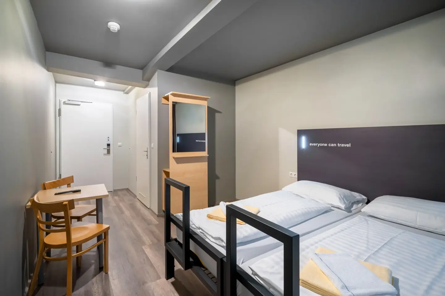 Klassenfahrt Salzburg - Zweibettzimmer mit Doppelbett, Tisch und Stühlen