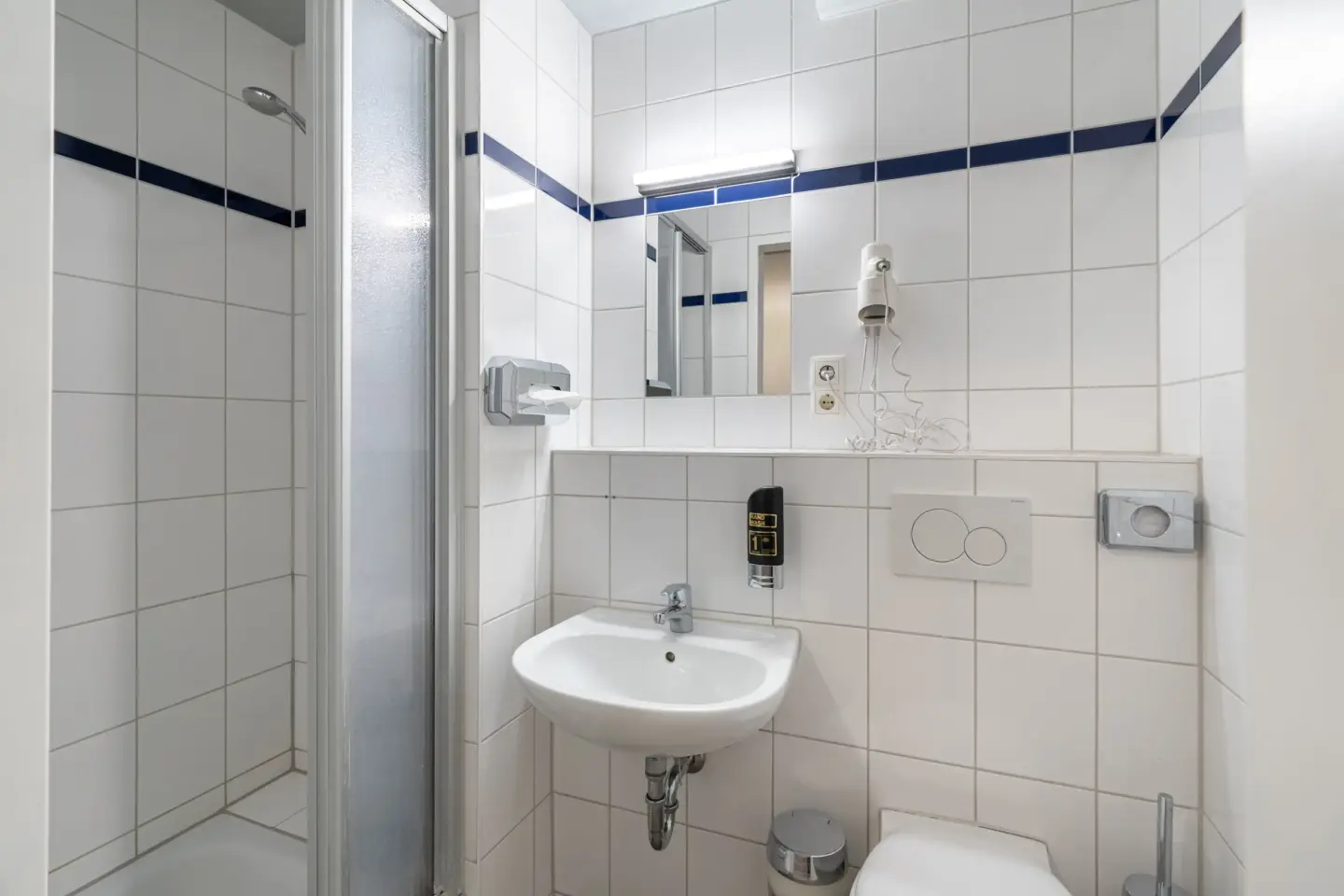 Klassenfahrt Salzburg - Badezimmer mit Dusche, Waschbecken und WC