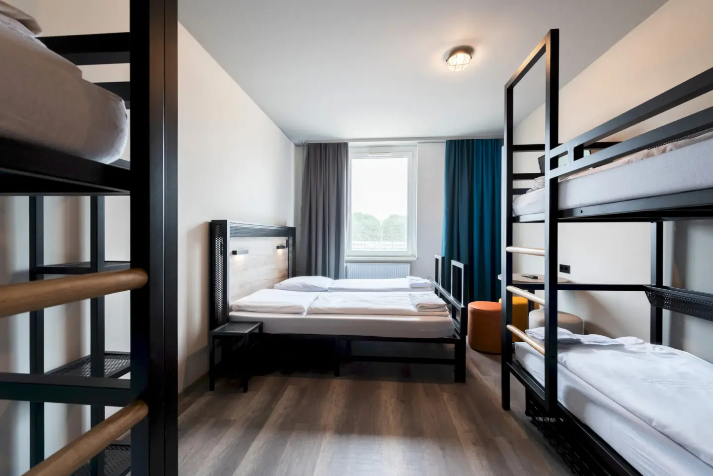 Klassenfahrt Stuttgart - Sechsbettzimmer mit Doppelbett und zwei Doppelstockbetten