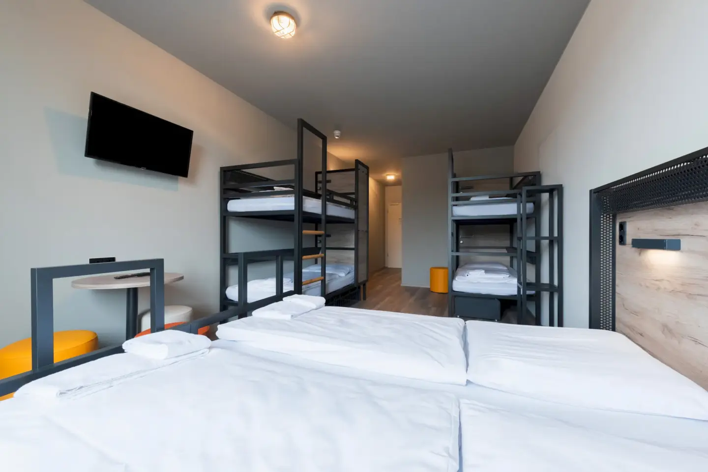 Klassenfahrt Stuttgart - Sechsbettzimmer mit Doppelbett und zwei Doppelstockbetten