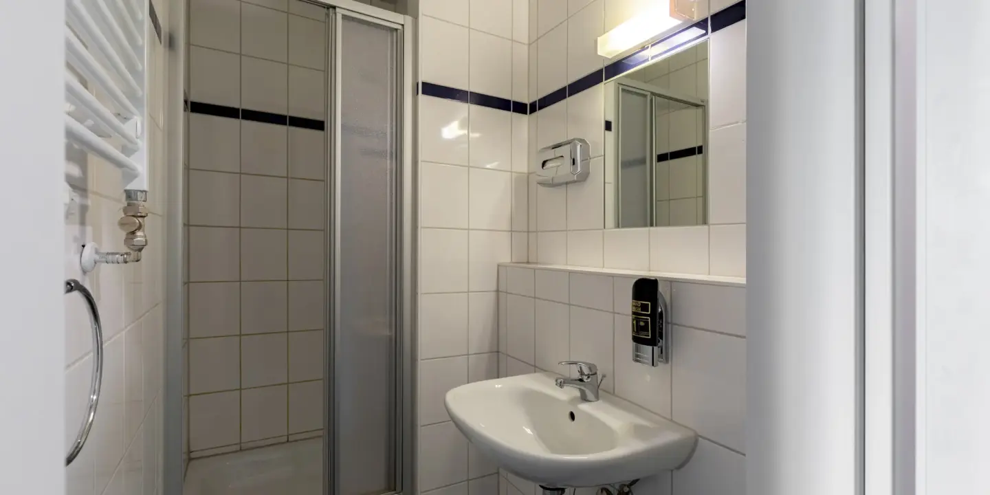 Klassenfahrt Stuttgart - Badezimmer mit Dusche und Waschbecken