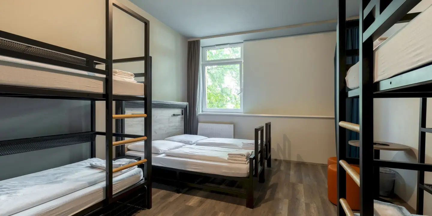 Klassenfahrt Stuttgart - Sechsbettzimmer mit Doppelbett und zwei Doppelstockbetten