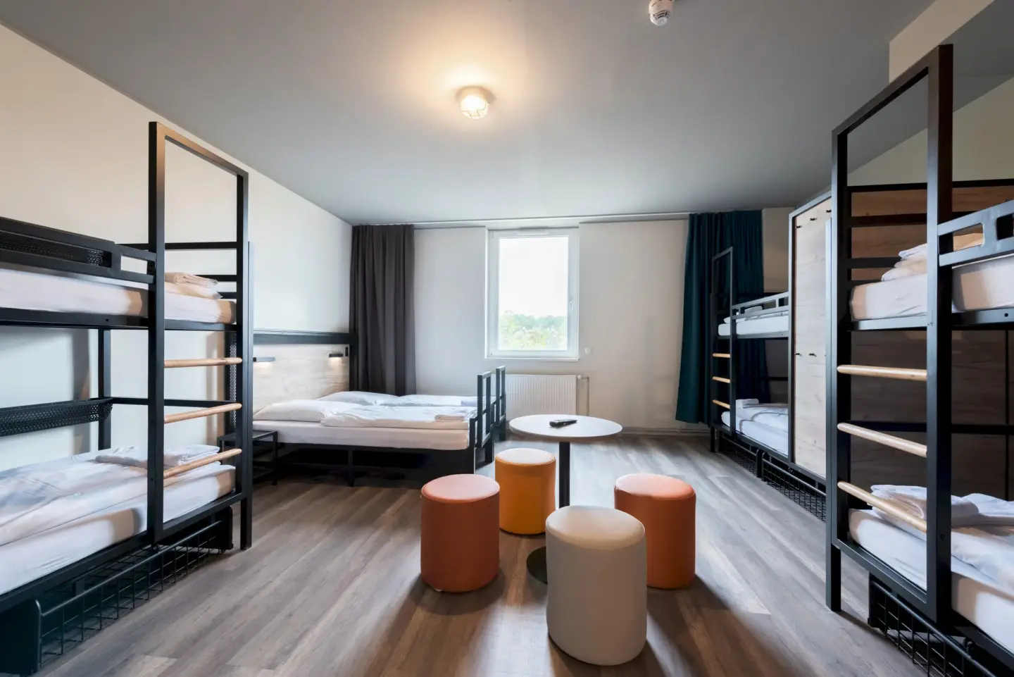 Klassenfahrt Stuttgart - Achtbettzimmer mit Doppelbett und drei Doppelstockbetten
