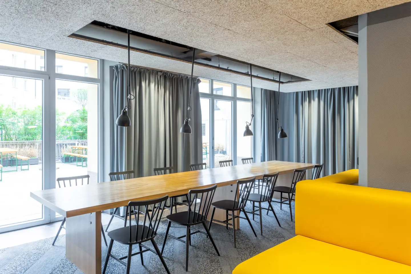 Klassenfahrt Wien - Arbeitsbereich mit langem Tisch und Stühlen
