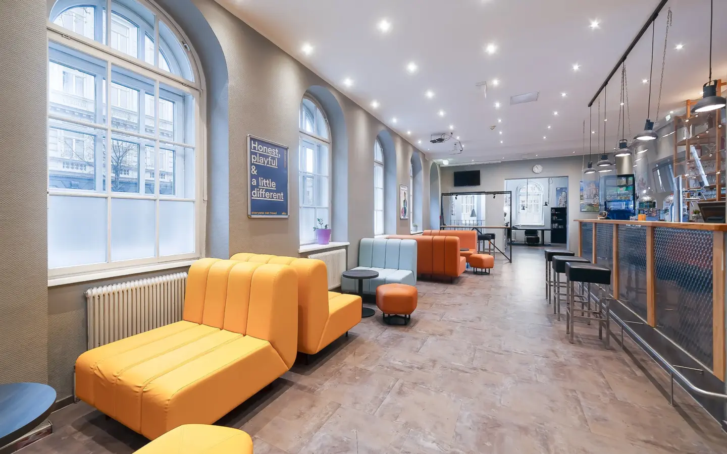 Klassenfahrt Wien - Bar mit Sofas