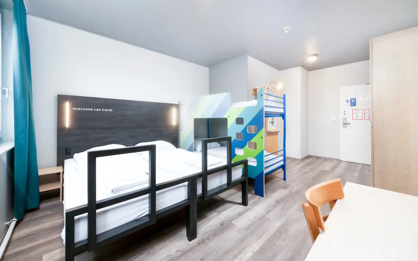 Klassenfahrt Wien - Vierbettzimmer mit Doppelbett und Doppelstockbett