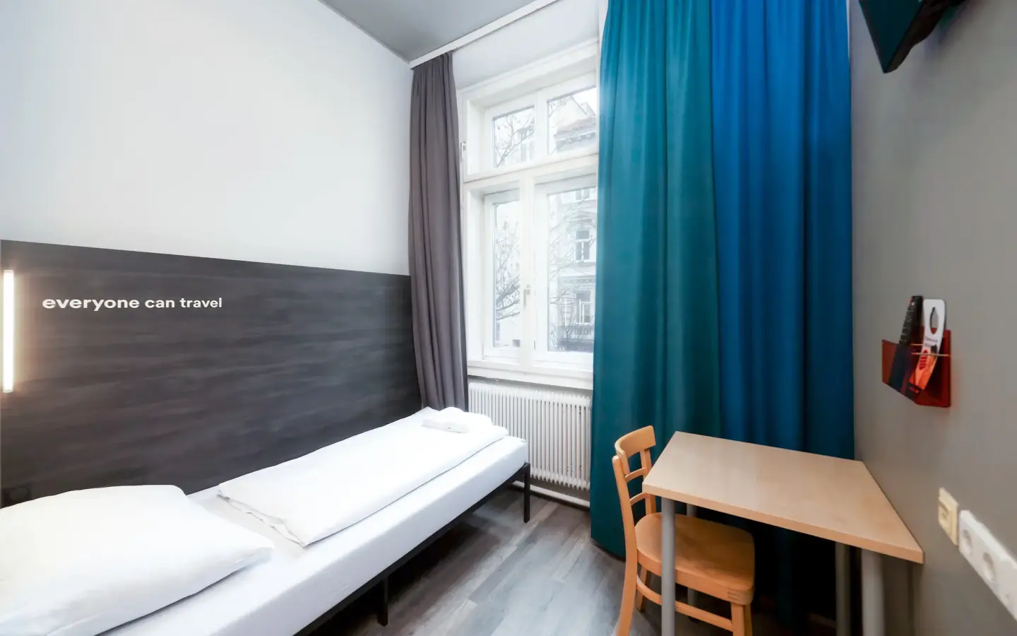 Klassenfahrt Wien - Zimmer mit Einzelbett, Tisch und Stuhl