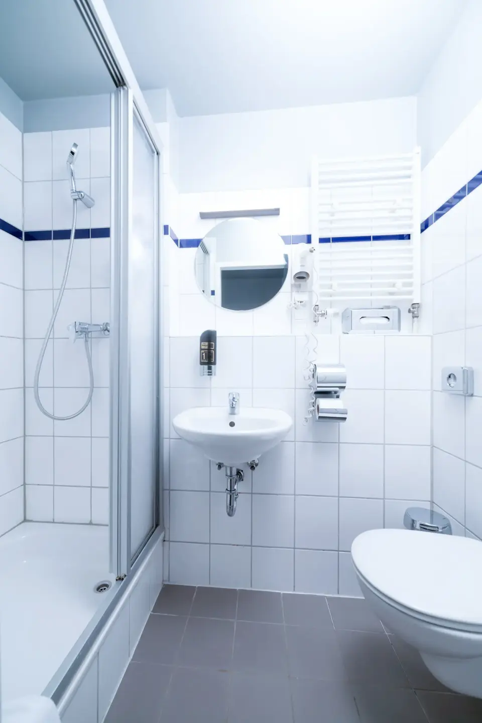 Klassenfahrt Wien - Badezimmer mit Dusche, Waschbecken und WC
