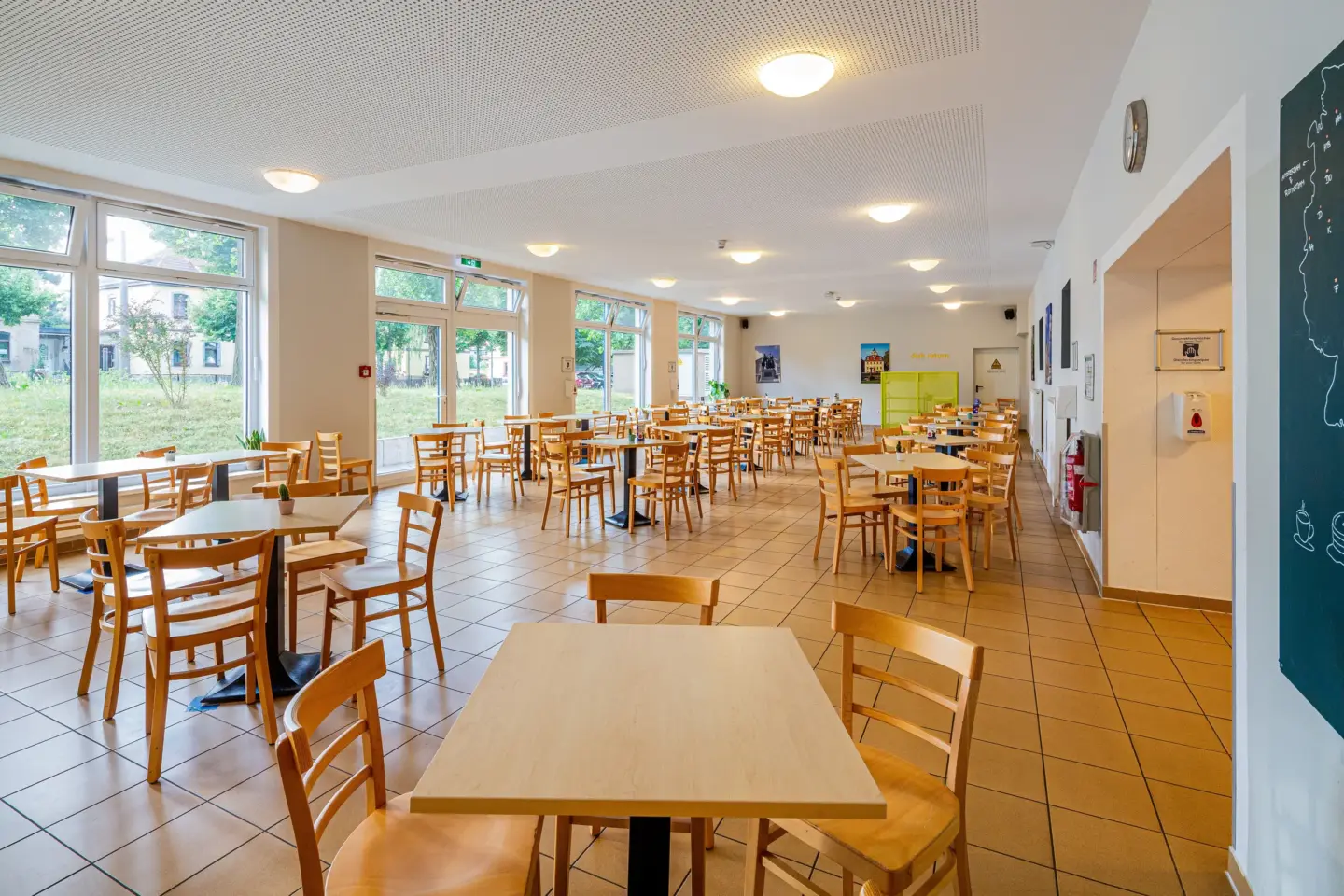Klassenfahrt Weimar - Frühstücksraum mit Tischen und Stühlen